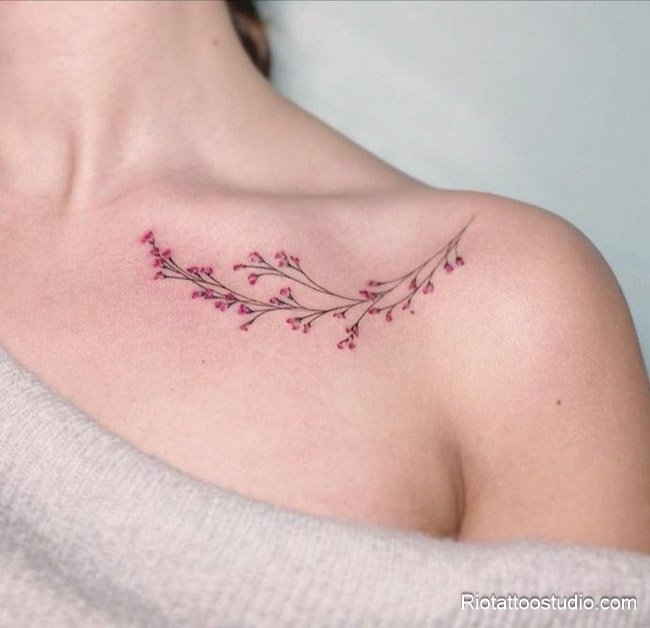 Hình xăm xương quai xanh đẹp cho nữ mảnh mai quyến rũ thực hiện tại Rio Tattoo Studio