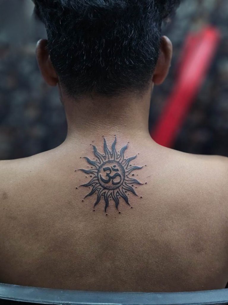 Hình xăm mặt trời ở sau gáy đẹp và ý nghĩa