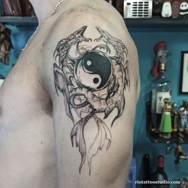 Hình xăm Bát Quái kết hợp rồng, hổ, thần linh tại Rio Tattoo Studio tạo nên tác phẩm mạnh mẽ, quyền năng và đầy ý nghĩa.