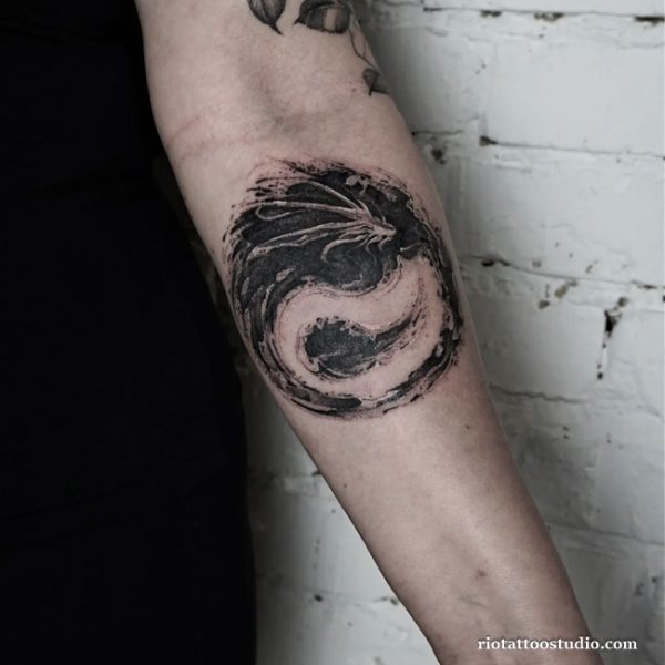 Hình xăm Bát Quái kết hợp rồng, hổ, thần linh tại Rio Tattoo Studio tạo nên tác phẩm mạnh mẽ, quyền năng và đầy ý nghĩa.