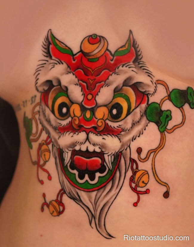 Hình xăm đầu lân ở ngực – Biểu tượng bảo hộ 