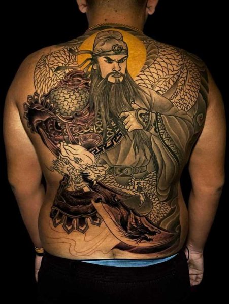 Mẫu hình xăm Quan Công kín lưng ấn tượng, khắc họa thần thái oai phong