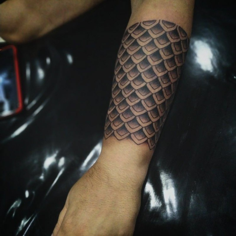 Hình xăm vảy rồng kín tay nam đẹp, thiết kế tinh xảo với các lớp vảy xếp chồng mang ý nghĩa sức mạnh và quyền uy.