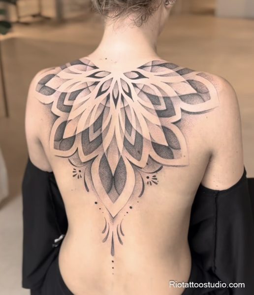 Mẫu tattoo Mandala dành cho nữ với họa tiết uyển chuyển