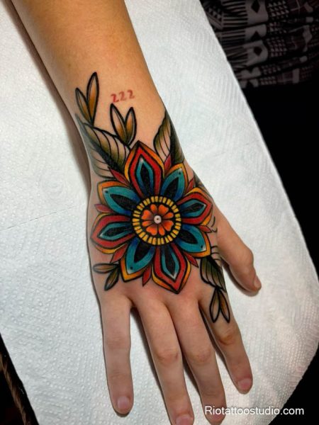 Hình xăm Mandala nữ tinh tế và mềm mại