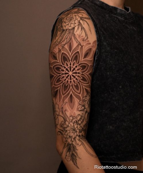 Mẫu tattoo Mandala dành cho nữ với họa tiết uyển chuyển