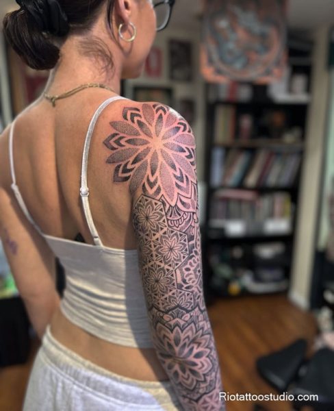 Mẫu tattoo Mandala dành cho nữ với họa tiết uyển chuyển