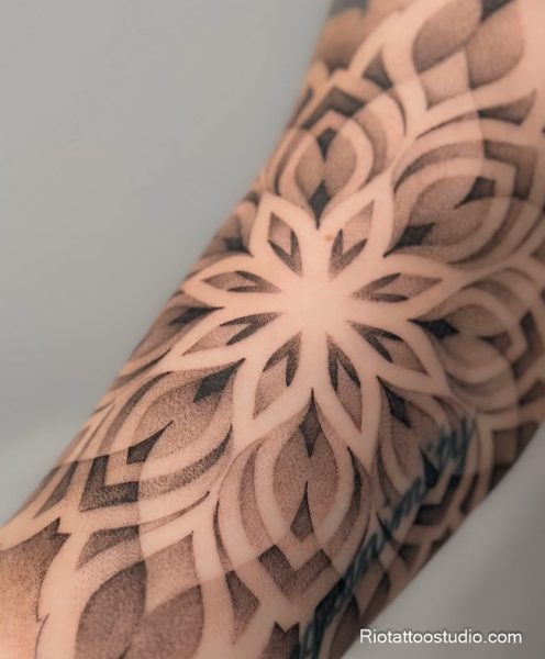 Mẫu tattoo Mandala dành cho nữ với họa tiết uyển chuyển