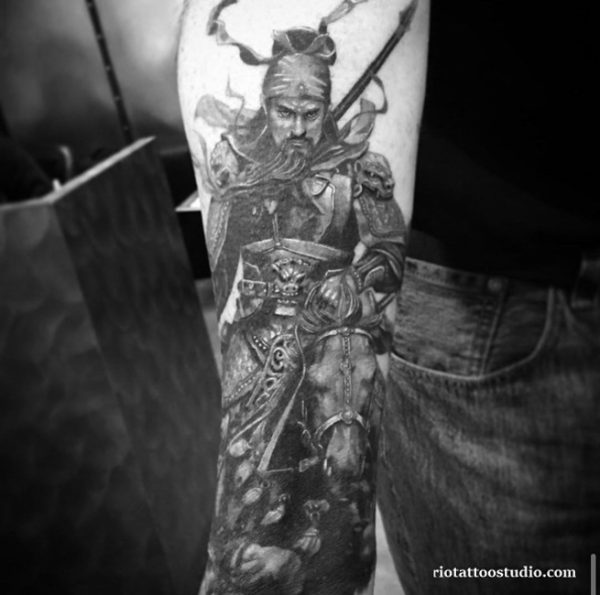 Hình xăm Quan Công đứng trấn giữ với đao