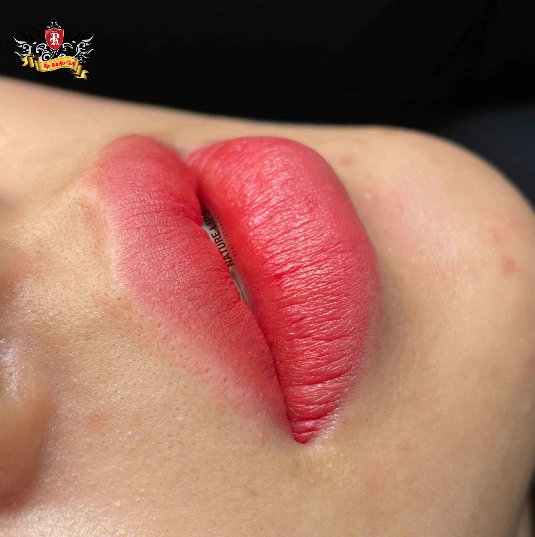 Cận cảnh kết quả phun môi màu hồng đào được thiết kế riêng bởi Artist Master Vương Thảo tại Rio Tattoo Studio