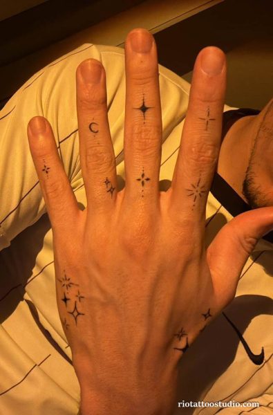 Hình xăm nhỏ ở ngón tay dạng biểu tượng