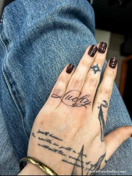 Hình xăm chữ mini ở ngón tay