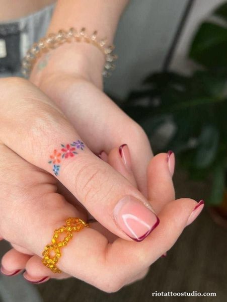 Hình xăm biểu tượng đơn giản ở ngón tay