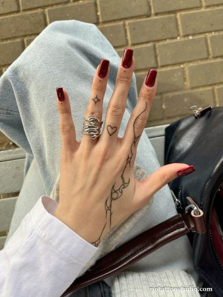 Mẫu hình xăm mini ở ngón tay đẹp mắt