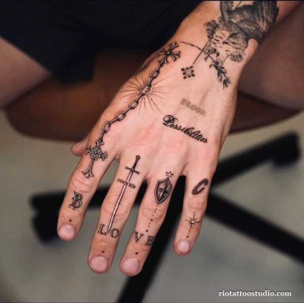 Hình xăm chữ ở ngón tay nhỏ gọn