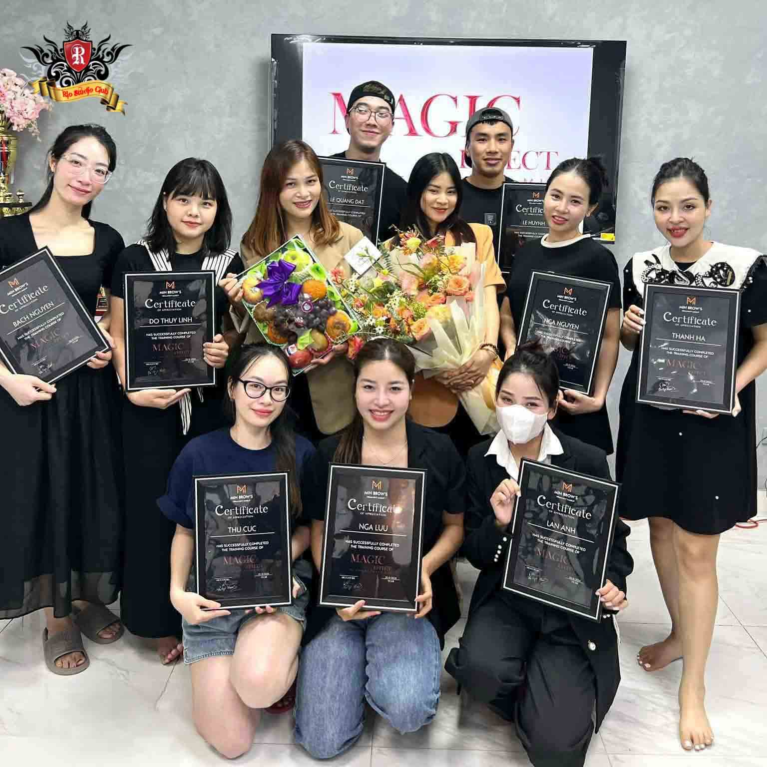 Học trò của Artist Master Vương Thảo thực hiện kỹ thuật phun môi, xăm mày chuyên nghiệp sau khóa học.