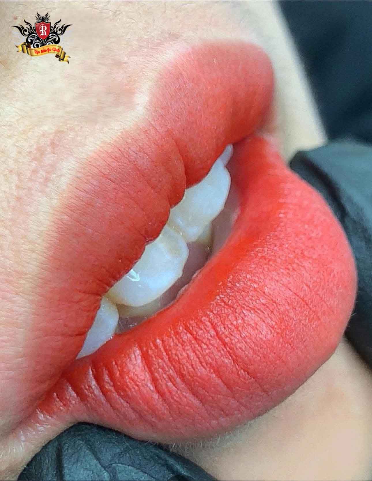 Sắc môi đỏ cam rạng rỡ - Tuyệt phẩm phun xăm từ đôi bàn tay vàng của Artist Master Vương Thảo.