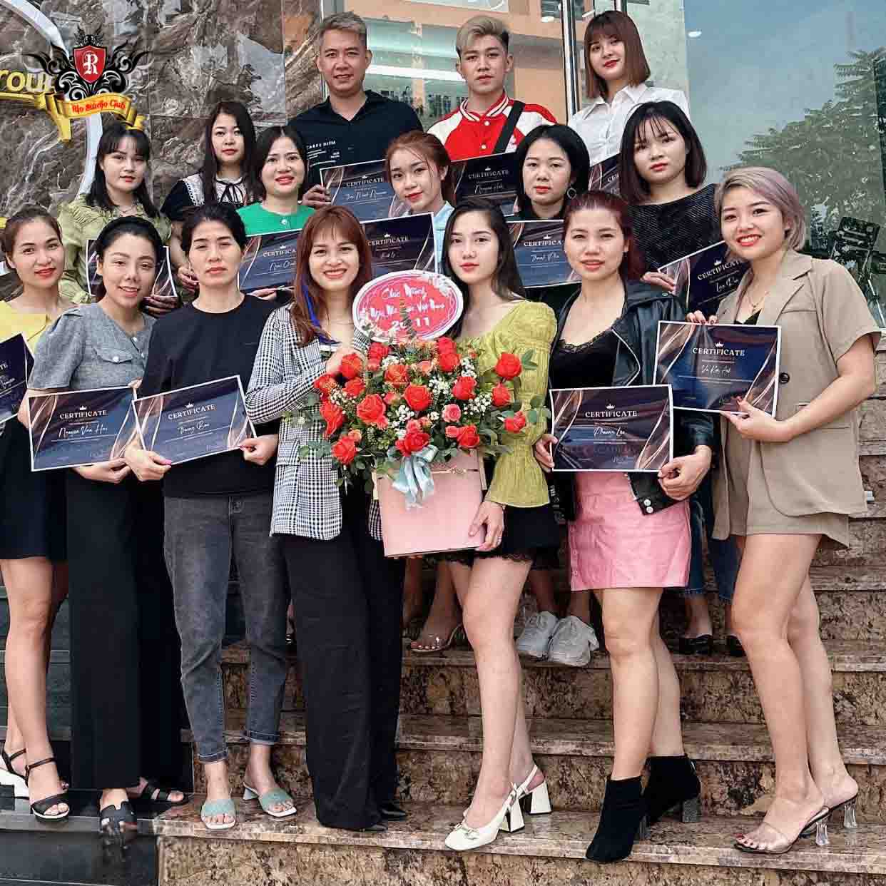 Artist Master Vương Thảo đang giảng dạy khóa học phun xăm thẩm mỹ chuyên nghiệp cho hàng ngàn học viên.