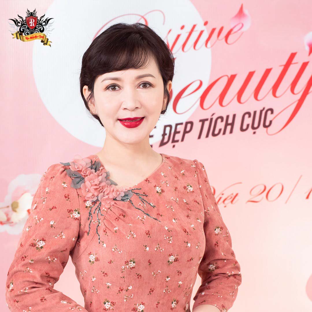 NSND Minh Hòa tin tưởng giao phó cả đôi mày và làn môi cho Artist Master Vương Thảo chính là lời khẳng định hùng hồn nhất cho đẳng cấp "bàn tay vàng" của chị.