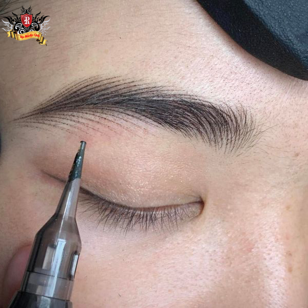 Cận cảnh kỹ thuật xăm chân mày Hairstroke Glamor cho thấy từng sợi mày giả được tạo hình tinh xảo, đan xen tự nhiên với sợi mày thật, gần như không thể phân biệt bằng mắt thường.