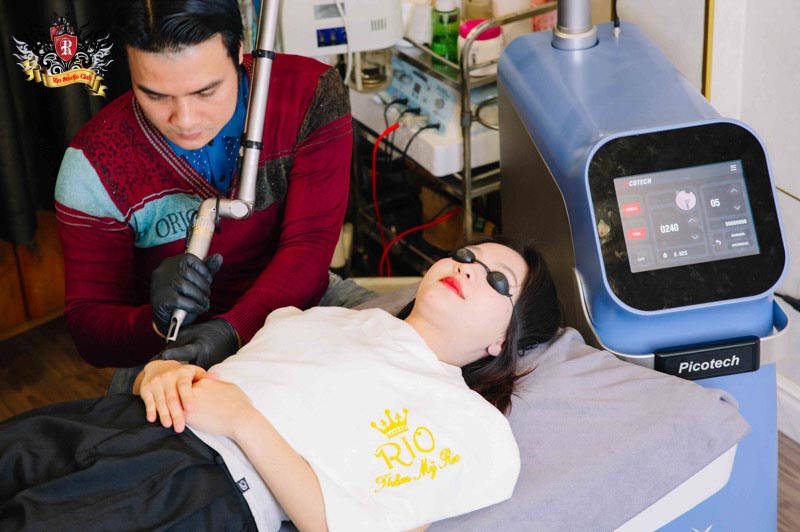 Master Artist Trieu Viet Anh using the Rio Laser Ultra Series, a combination of 3 FDA and CE certified laser technologies for safe and effective tattoo removal.