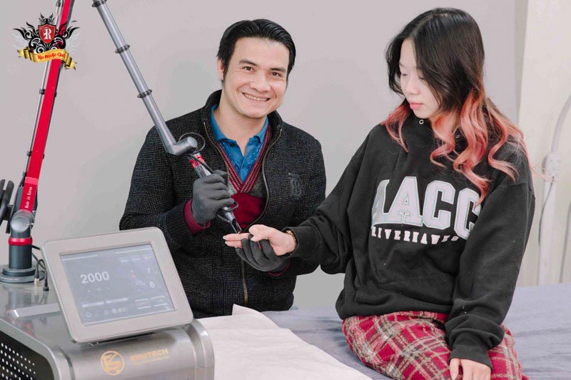 Master Artist Trieu Viet Anh performing professional laser tattoo removal, analyzing ink chemistry for a scar-free and safe result.