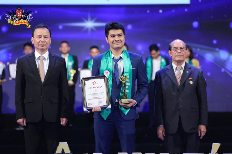 Master Artist Trieu Viet Anh receiving the official award for the most prestigious tattoo studio in Vietnam from the Department of Labour.