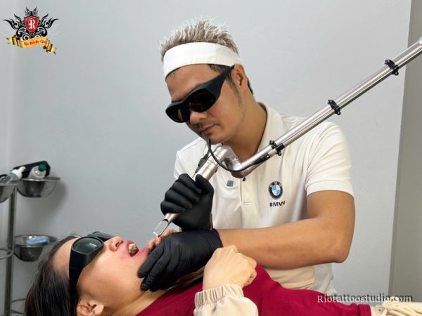 Chuyên gia Triệu Việt Anh với hơn 20 năm kinh nghiệm phân tích chất mực và độ nông sâu tại Rio Tattoo Studio.