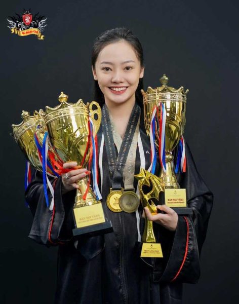 Artist Expert Tran Viet Ha receiving a prestigious trophy at an International PMU and Tattoo Competition, honoring his world-class expertise.