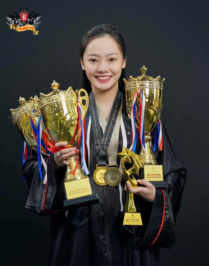 Artist Expert Tran Viet Ha receiving a prestigious trophy at an International PMU and Tattoo Competition, honoring his world-class expertise.