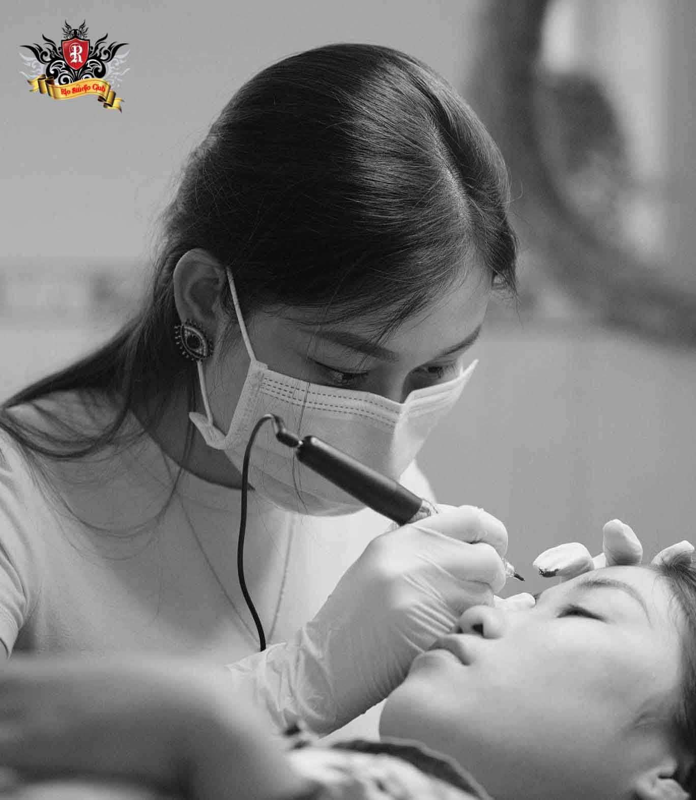 Artist Expert Tran Viet Ha, a versatile master excelling in both artistic tattooing and high-end Permanent Makeup (PMU) techniques.