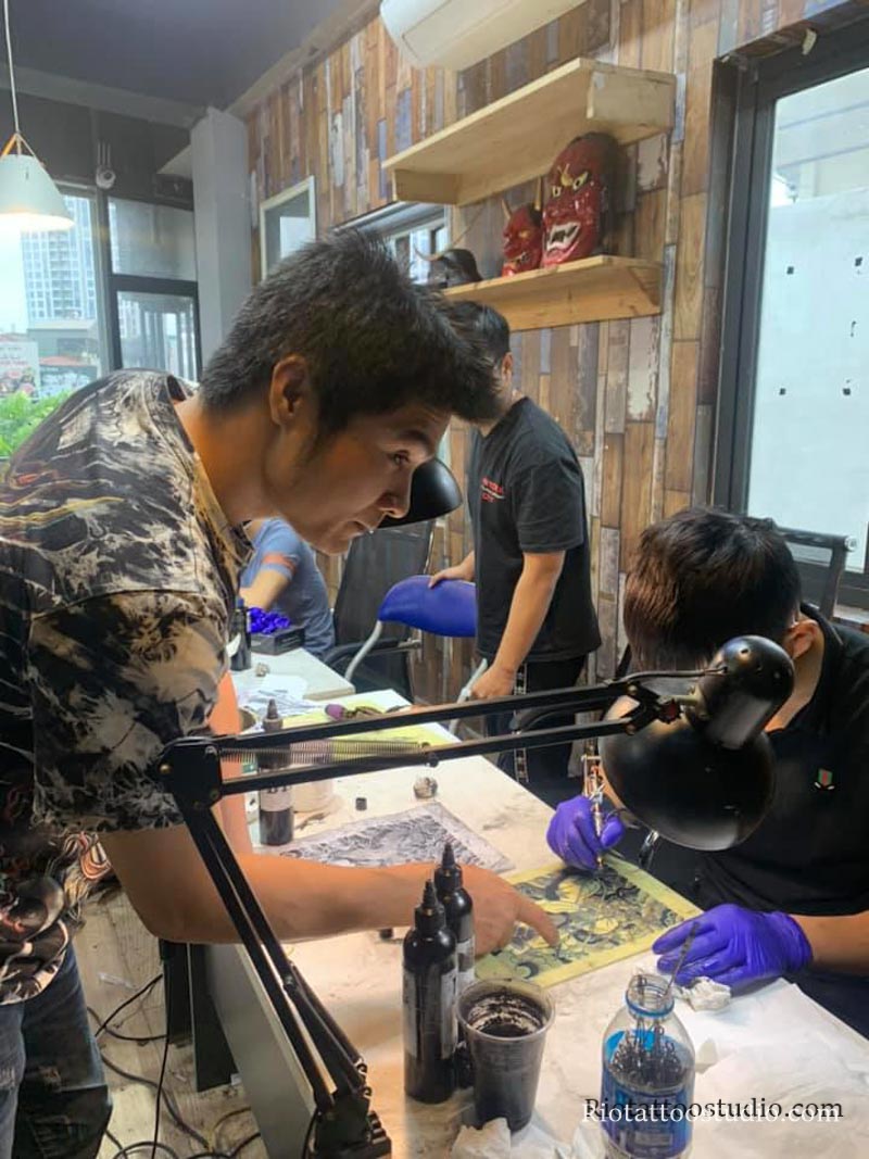 Master Artist Trieu Viet Anh demonstrating professional lining and shading techniques for Japanese and Neo-Asian tattoo styles to his students.