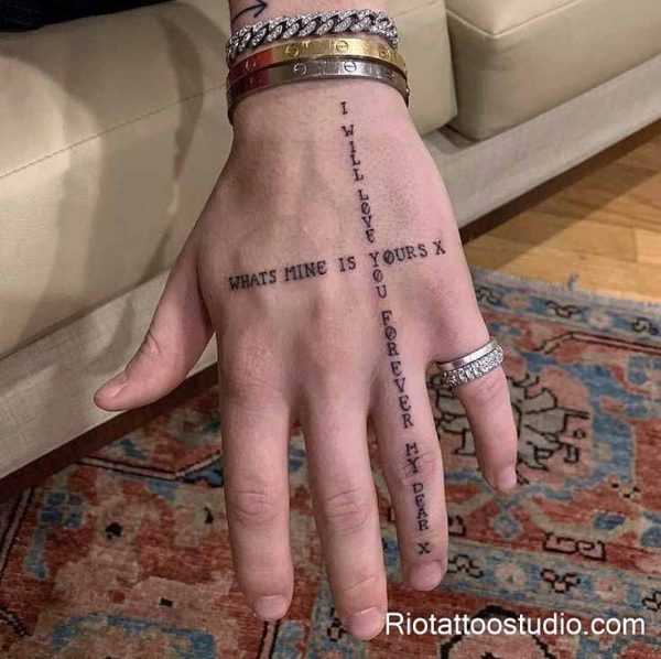 300+ Best Finger Tattoo Ideas for a Stylish Look in 2026 5 - Rio Tattoo Studio