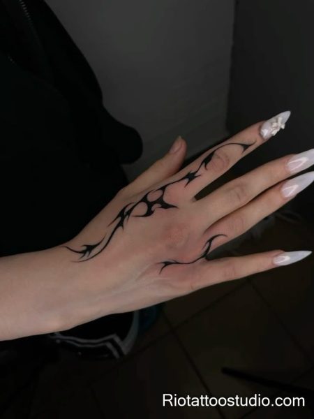 300+ Best Finger Tattoo Ideas for a Stylish Look in 2026 1 - Rio Tattoo Studio