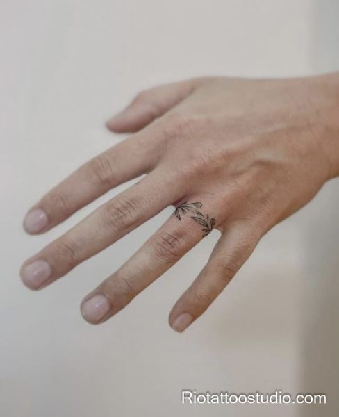 300+ Best Finger Tattoo Ideas for a Stylish Look in 2026 22 - Rio Tattoo Studio