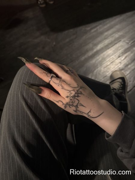 300+ Best Finger Tattoo Ideas for a Stylish Look in 2026 2 - Rio Tattoo Studio