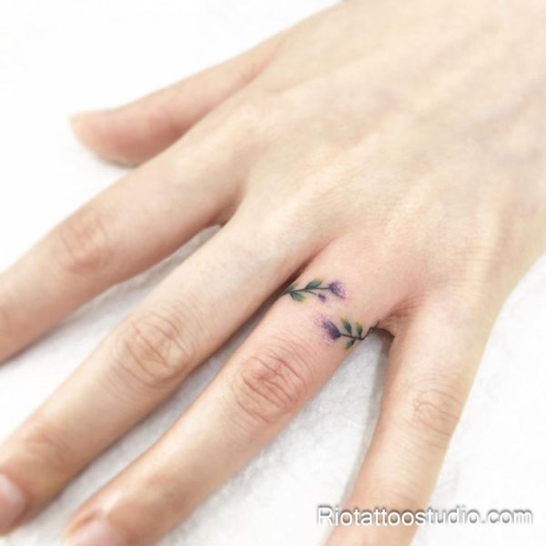 300+ Best Finger Tattoo Ideas for a Stylish Look in 2026 16 - Rio Tattoo Studio