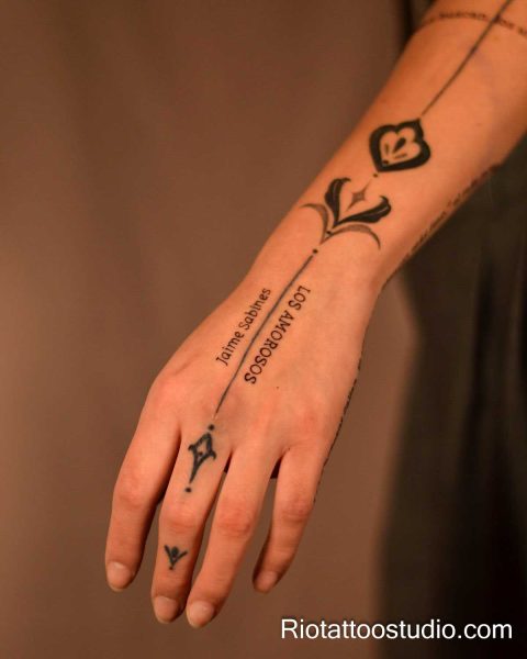 300+ Best Finger Tattoo Ideas for a Stylish Look in 2026 7 - Rio Tattoo Studio