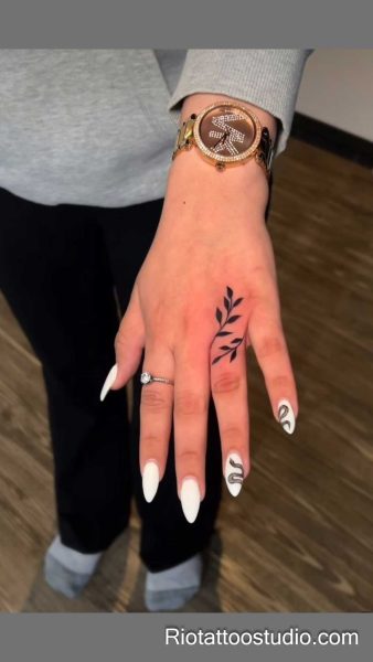 300+ Best Finger Tattoo Ideas for a Stylish Look in 2026 17 - Rio Tattoo Studio