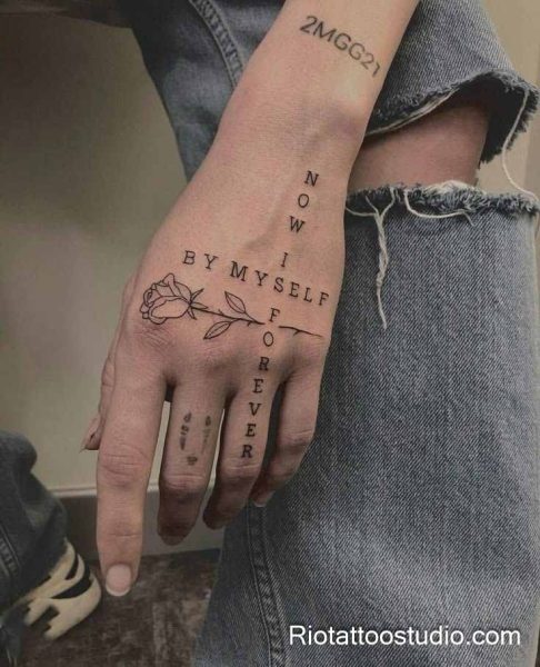 300+ Best Finger Tattoo Ideas for a Stylish Look in 2026 8 - Rio Tattoo Studio