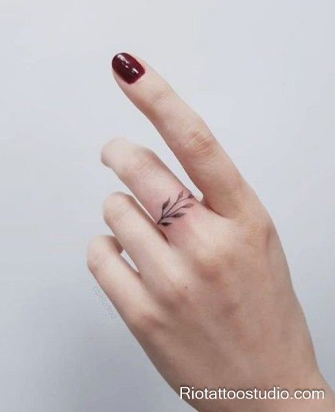 300+ Best Finger Tattoo Ideas for a Stylish Look in 2026 18 - Rio Tattoo Studio