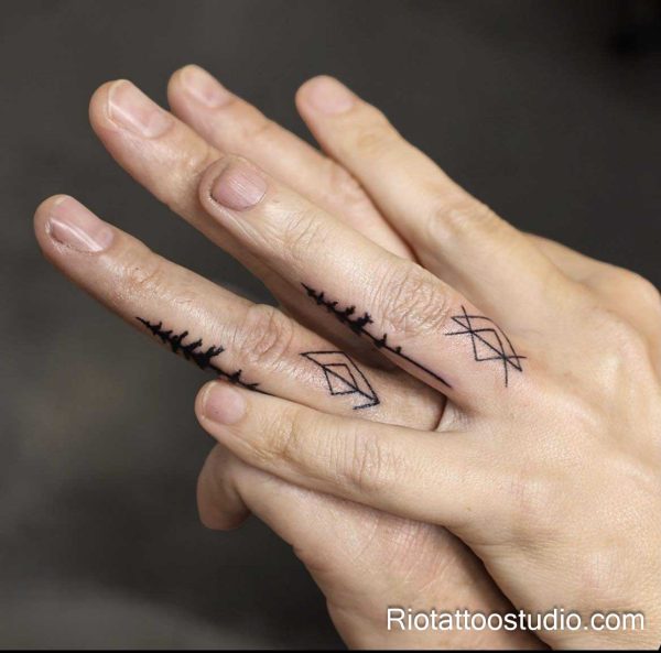 300+ Best Finger Tattoo Ideas for a Stylish Look in 2026 15 - Rio Tattoo Studio