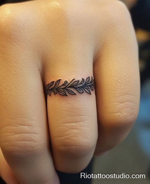 300+ Best Finger Tattoo Ideas for a Stylish Look in 2026 19 - Rio Tattoo Studio