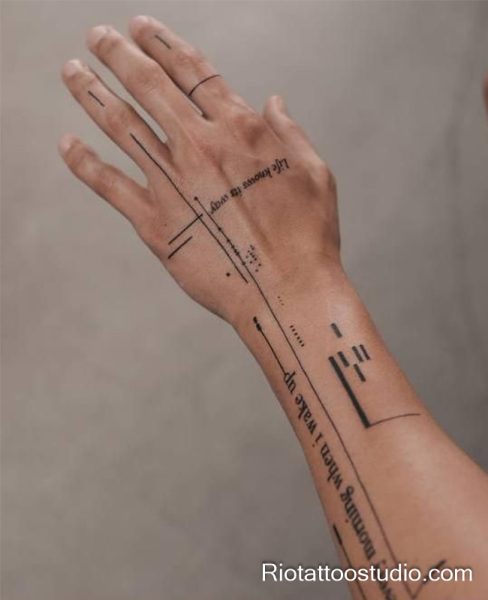 300+ Best Finger Tattoo Ideas for a Stylish Look in 2026 9 - Rio Tattoo Studio