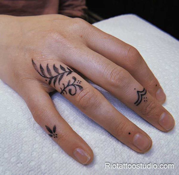 300+ Best Finger Tattoo Ideas for a Stylish Look in 2026 21 - Rio Tattoo Studio