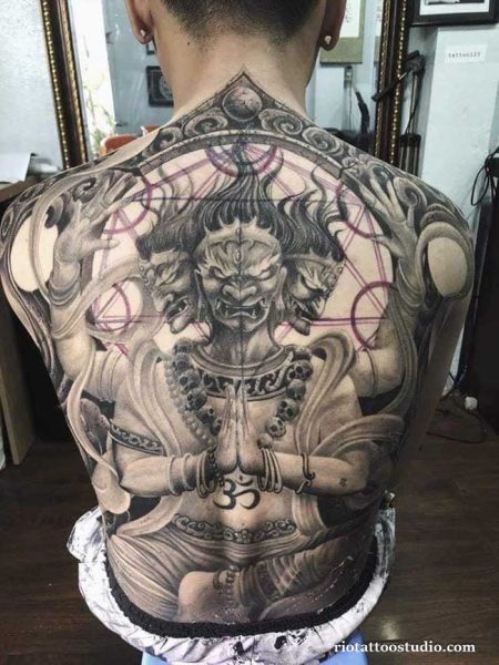 Hình xăm Atula kín lưng phong cách mạnh mẽ