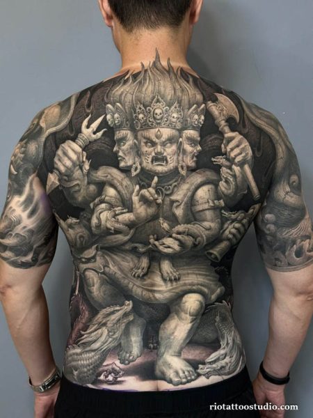 Tác phẩm hình xăm Atula kín lưng uy nghiêm