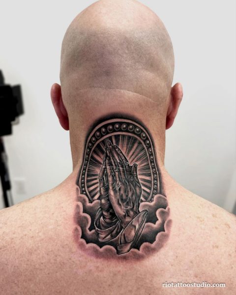 Mẫu xăm cổ họng táo bạo