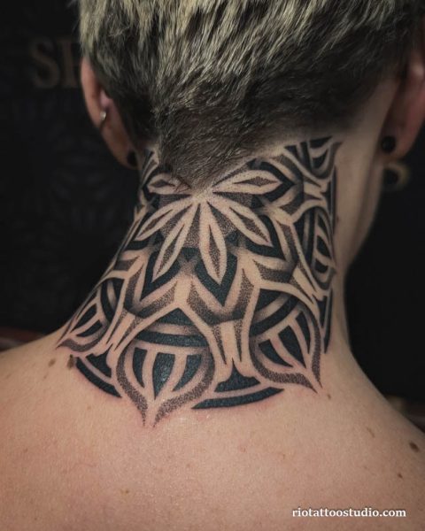 Hình xăm cổ vị trí sau gáy đẹp