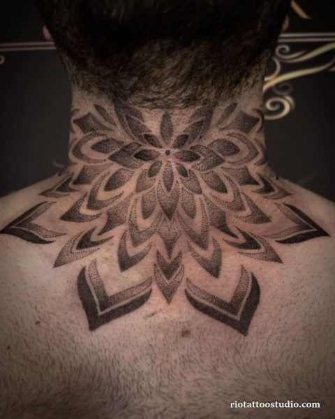 Hình xăm cổ đẹp ở cổ họng cá tính